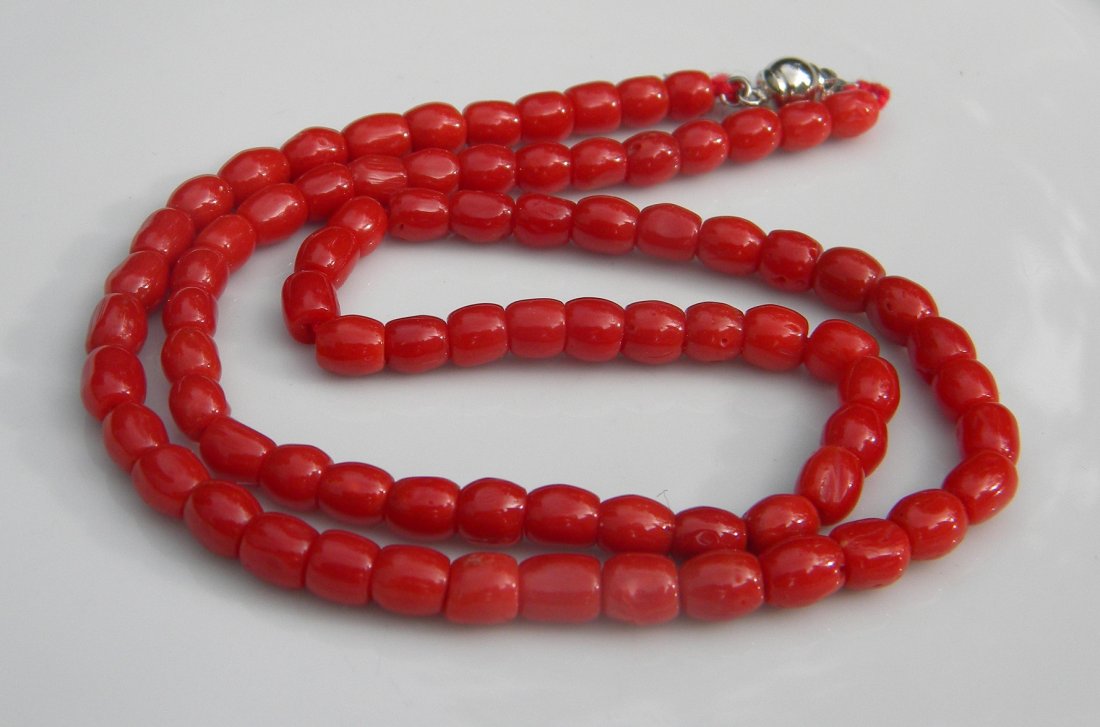 Vintage Natural Red Aka Coral Beads Necklace (1 of 2)