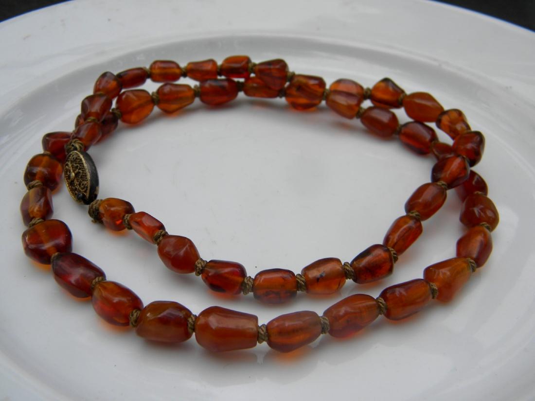 ANTIQUE CHINESE NATURAL BALTIC HONEY AMBER NECKLACE: ANTIQUE CHINESE NATURAL BALTIC HONEY AMBER BONE BEAD SILVER CLASP NECKLACE, length: 24", weight:24g