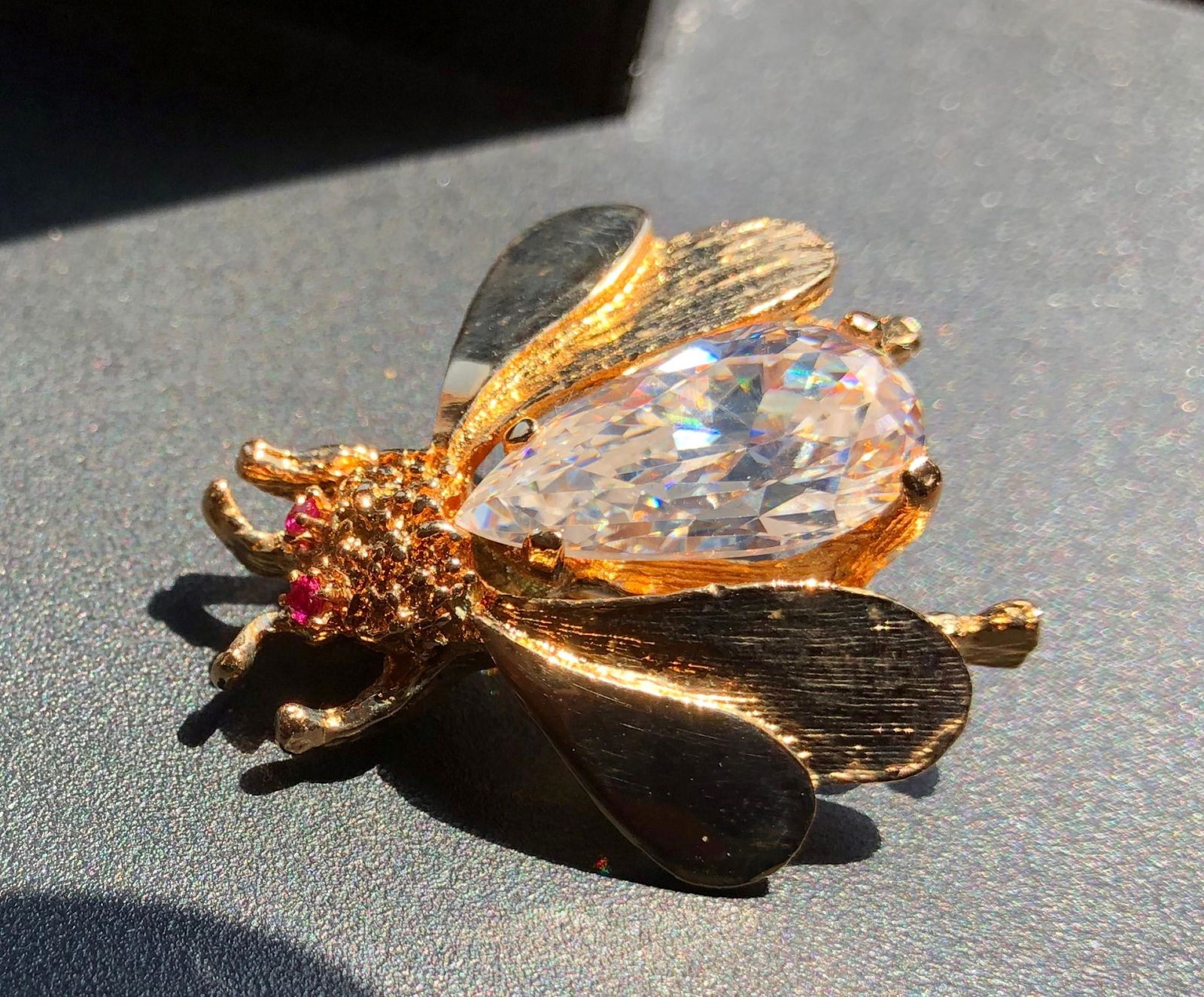Vintage Ruby Bee Brooch Pin (1 of 4)