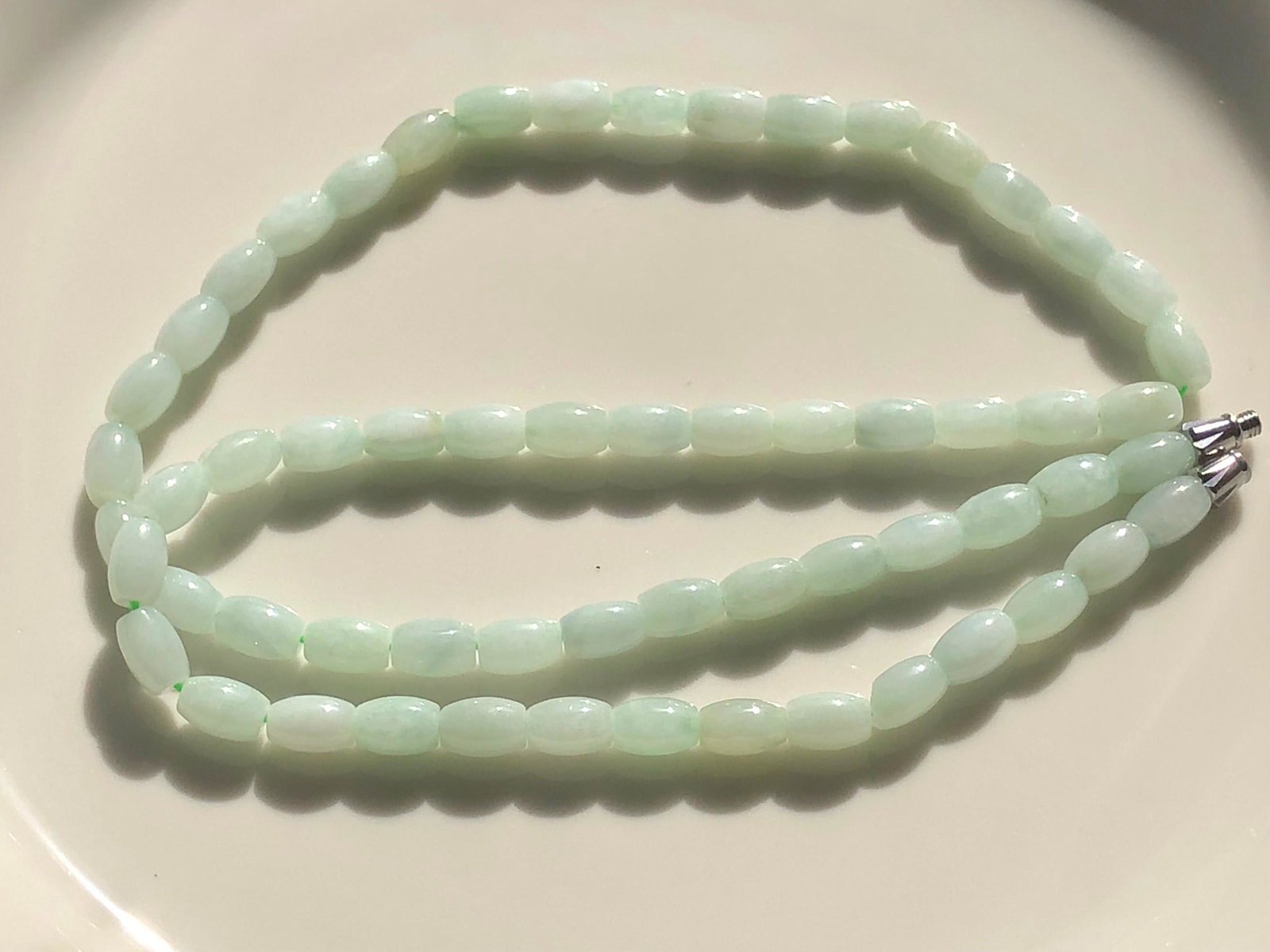 Natural Green Jadeite Beads Necklace: Natural Green Jadeite Beads Necklace, size of each bead: 9mm