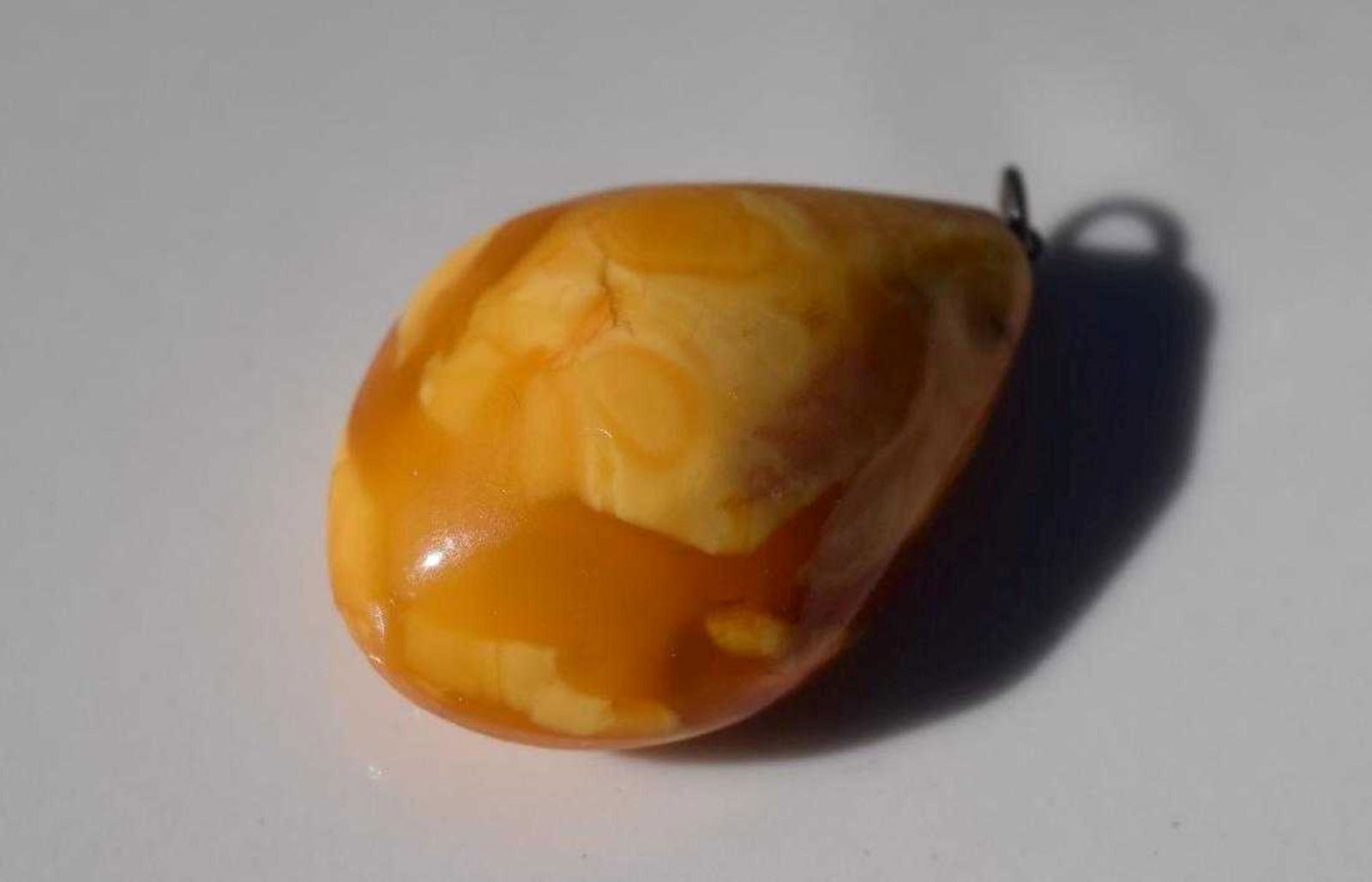 A BUTTER SCOTCH AMBER PENDANT, SIZE: 2" (1 of 4)