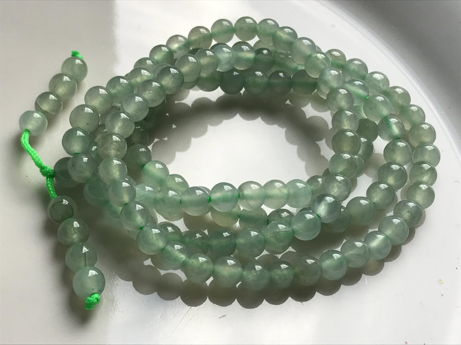 Vintage Natural 108 Green Jadeite Beads Nwecklace: Vintage Natural 108 Green Jadeite Beads Nwecklace, Size of each bead: 5mm