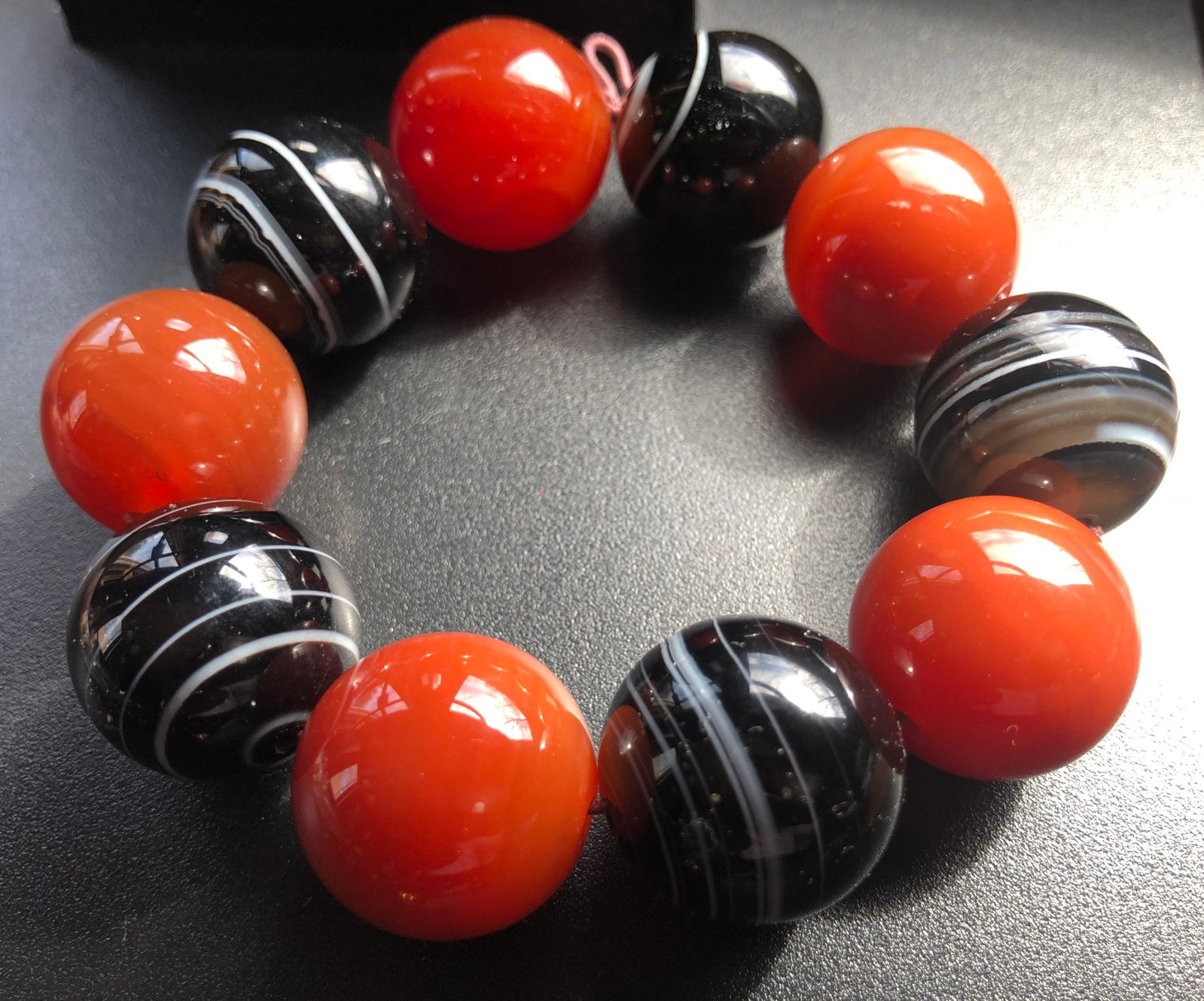 Vintage Striped Agate and Carnelian Beads Bracelet: Vintage Striped Agate and Carnelian Beads Bracelet, diameter: 20mm