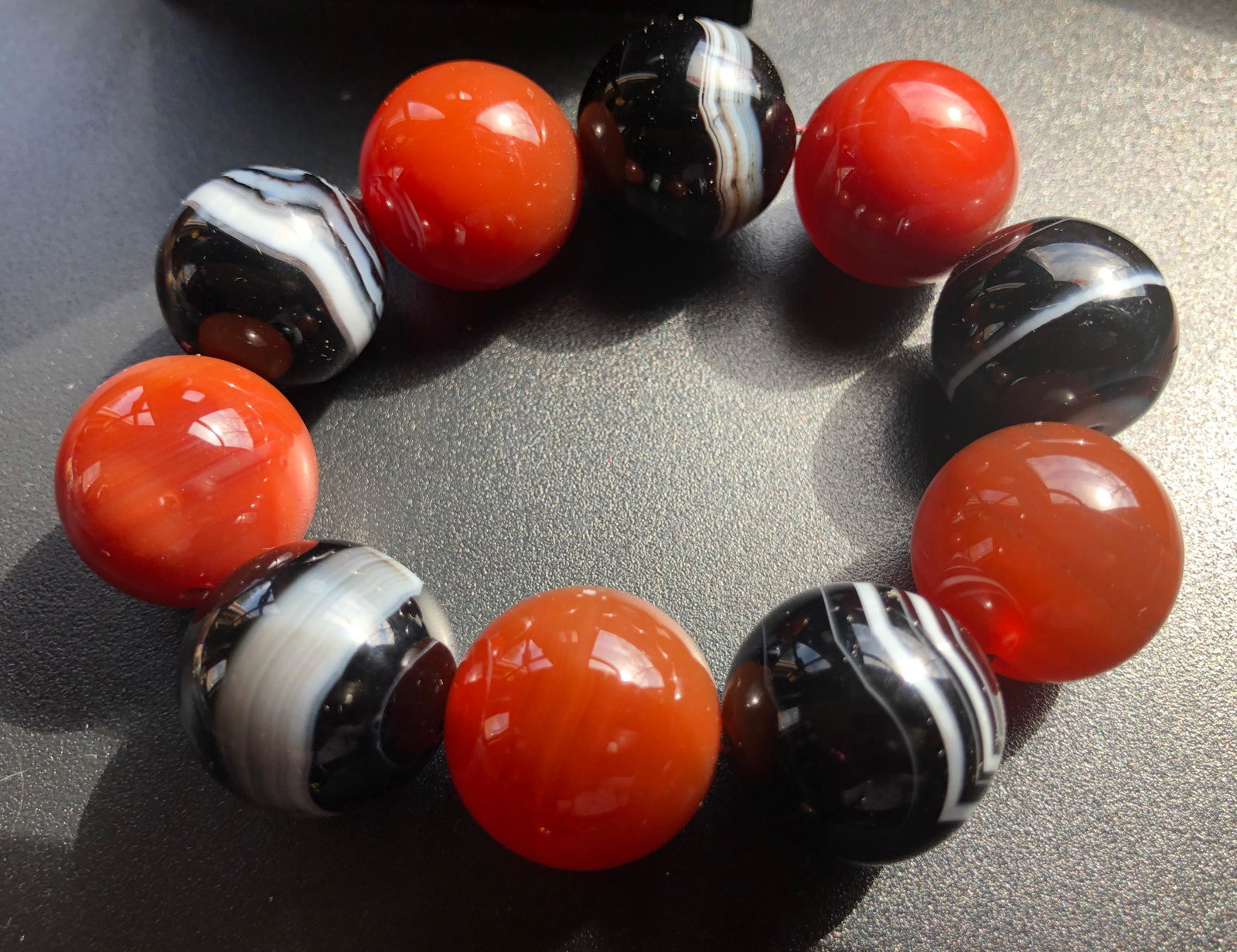 Vintage Striped Agate and Carnelian Beads Bracelet: Vintage Striped Agate and Carnelian Beads Bracelet, diameter: 20mm