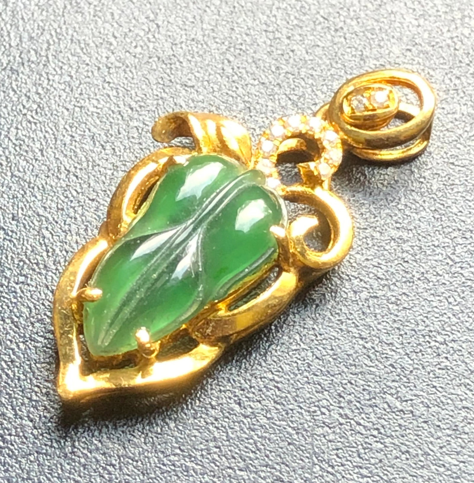 Vintage Natural Green Jadeite Pendant: Vintage Natural Green Jadeite Pendant, Size: 1.25"