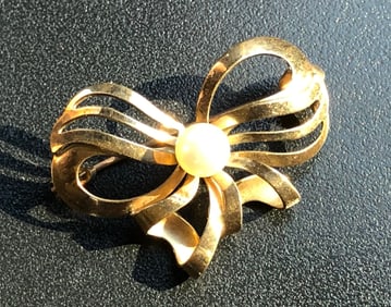 14K Gold Pearl  Brooch Pin