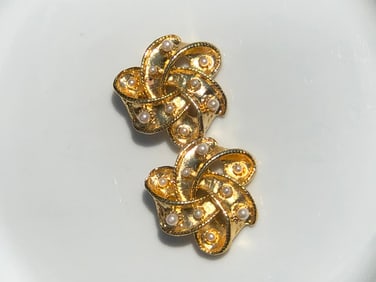 Pair of Mosi Shoe Clasp
