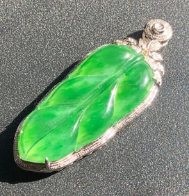 18K Gold Natural Jadeite Leave Pendant