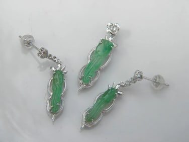 Set of 18K Gold Diamond Green Jadeite Earrings pendant, size of pendant 32mm x 8mm