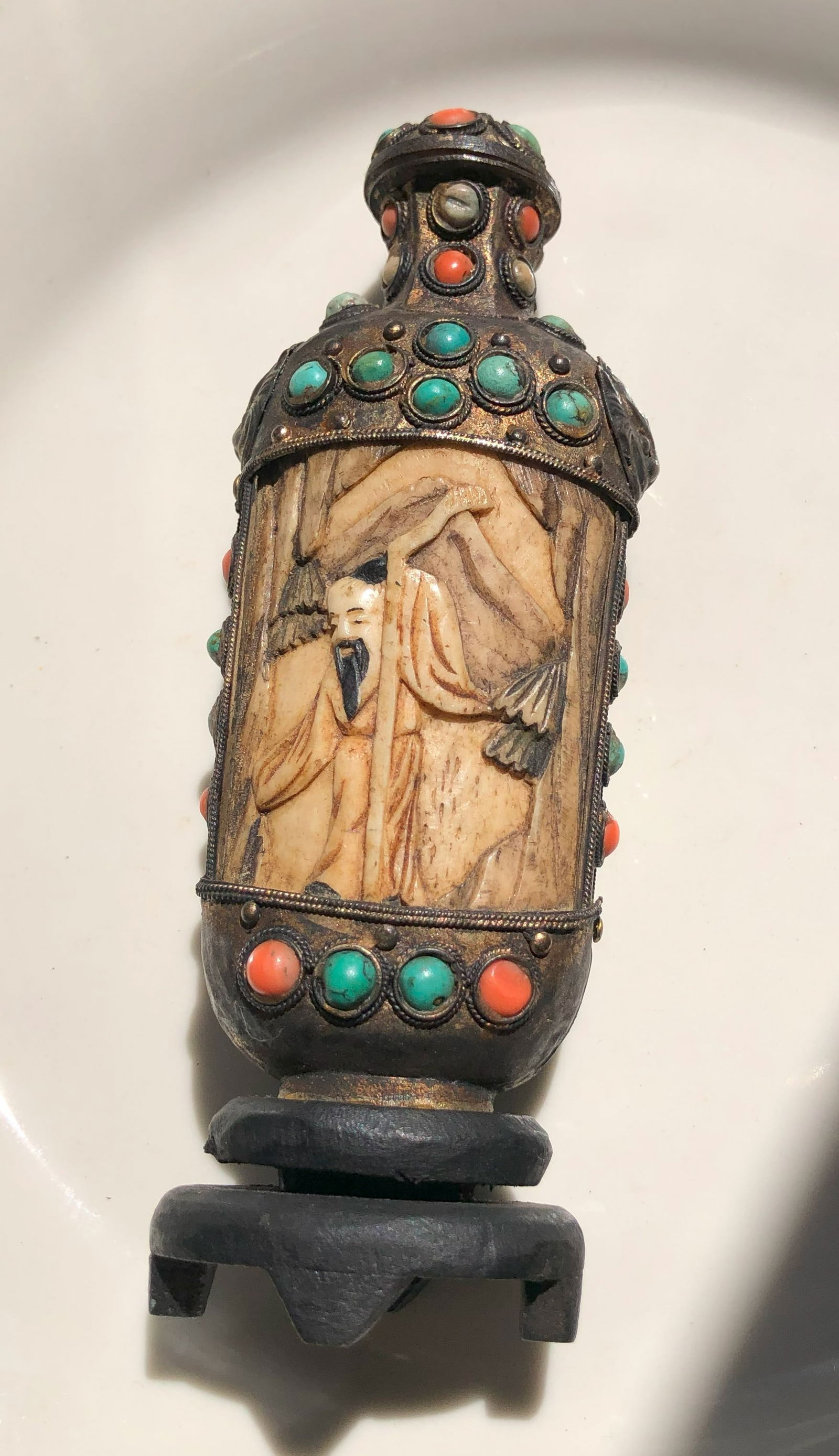 Vintage Snuff Bottle: Vintage Snuff Bottle, Size: 4"