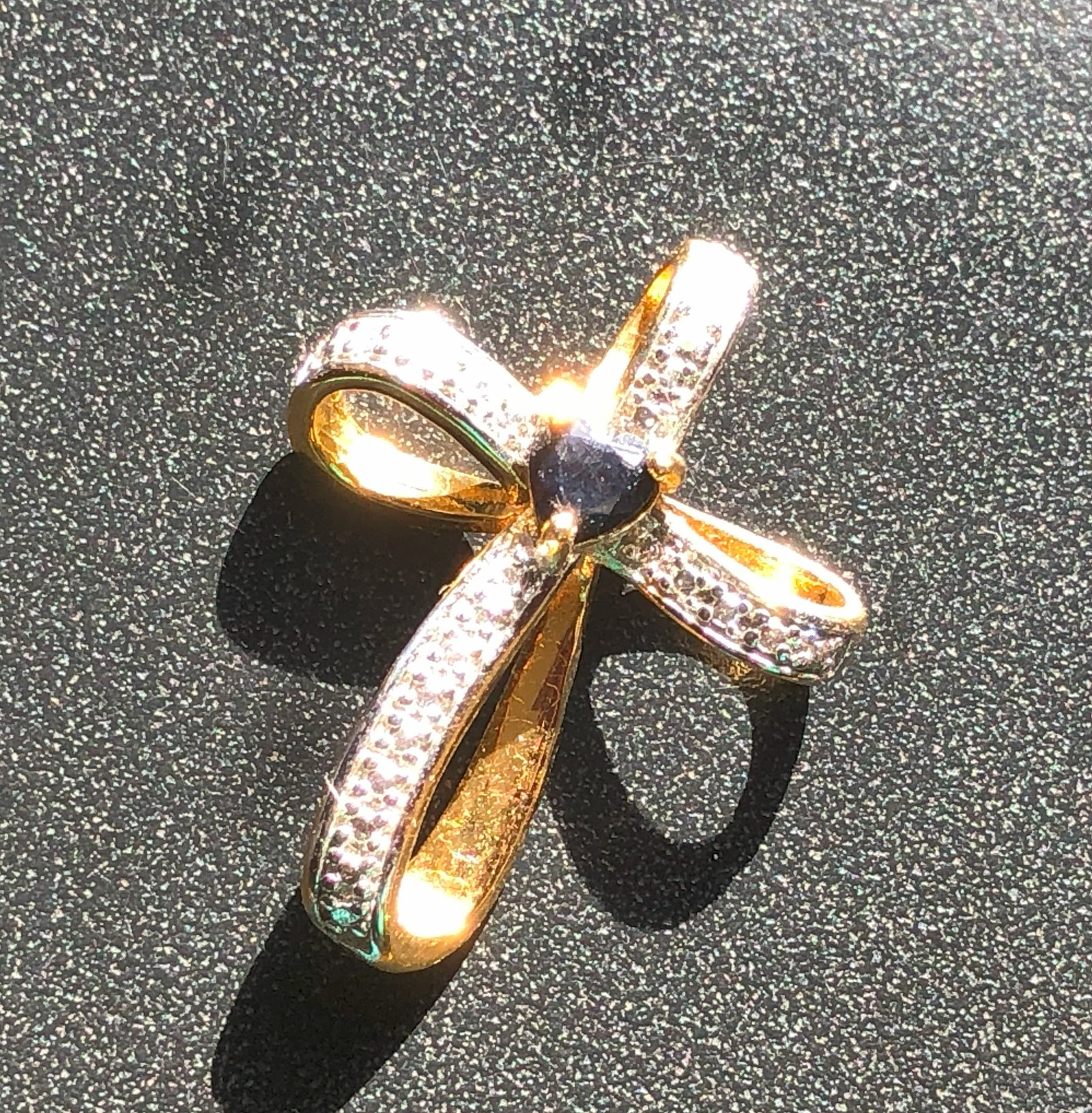 Vintage Bow Design Pendant: Elegant Pendant in a bow design.