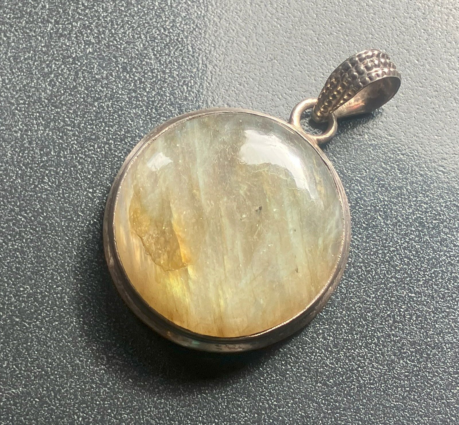 Labradorite Silver Pendant: A beautiful labradorite pendant with a silver setting.