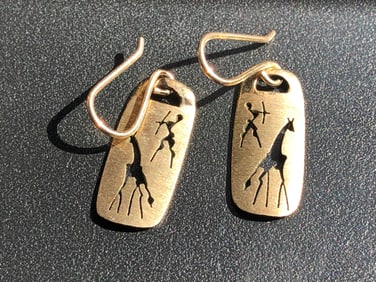 9K hook earings with hunter and giraffe design