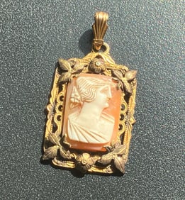 Vintage Cameo Pendant