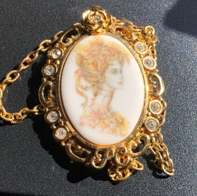 Vintage Necklace with Porcelian Pendant