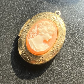 Vintage Cameo Pendant