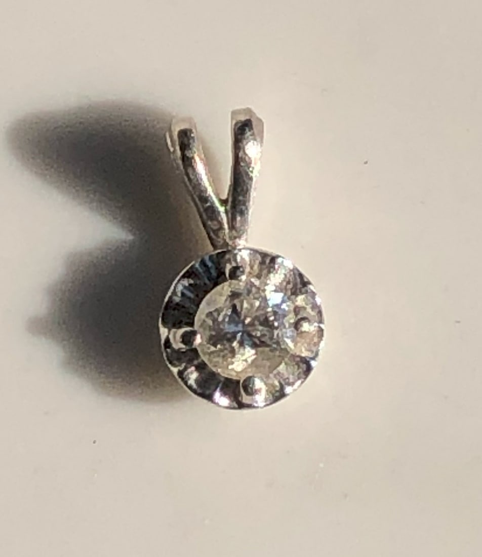 14K Gold Diamond Pendant: 14K Gold Diamond Pendant, weight 0.7g