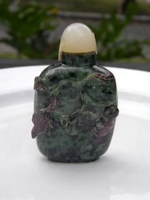 Antique Chinese Green Agate Snuff Bottle with White Jade Top, size: 70mm x 42mm