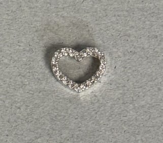 10k white gold diamond heart pendant
