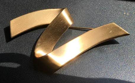 single piece brooch, shaped like modern art design