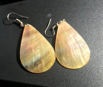 pair of earings, teardrop design