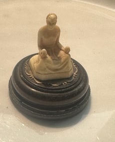 Vintage Carved Statue, total H: 2"