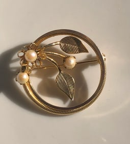 Vintage Pearl brooch Pin