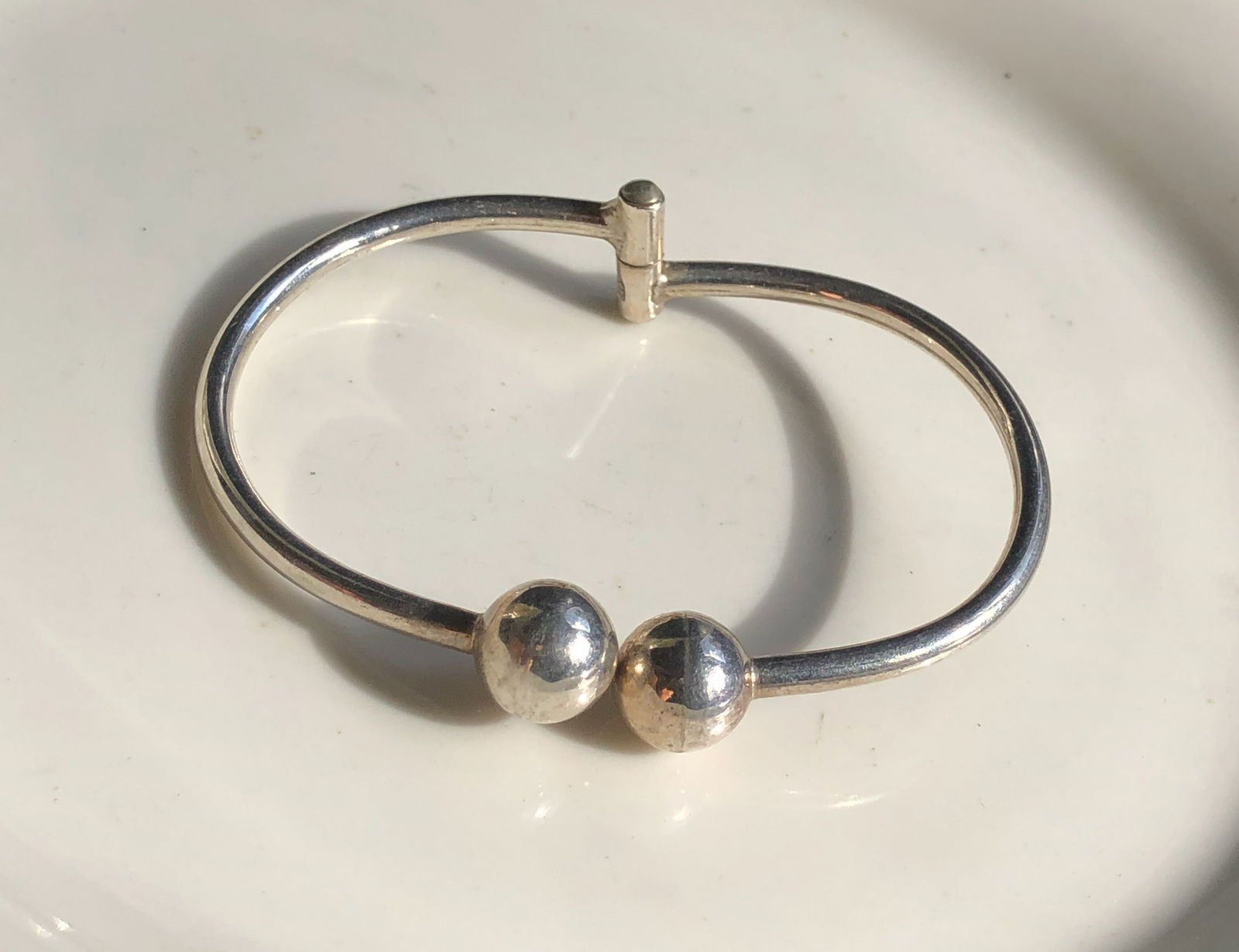 Silver Bangle Bracelet: Elegant silver bangle bracelet with a minimalist design. Weight 15g.