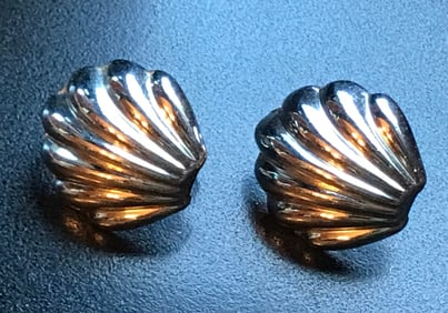 pair of Napier seashell design earings
