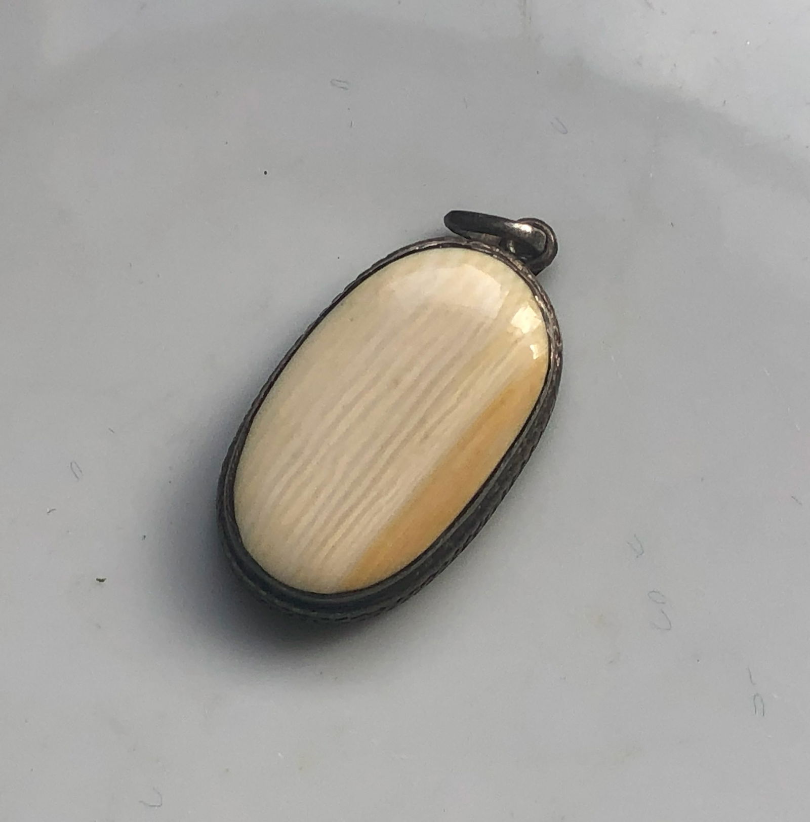 Vintage Silver Pendant: Vintage Silver Pendant, weight 5.3g.