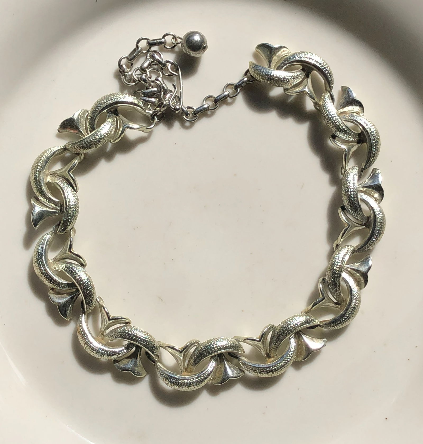 Vintage Necklace: Elegant Necklace with a unique chain design.