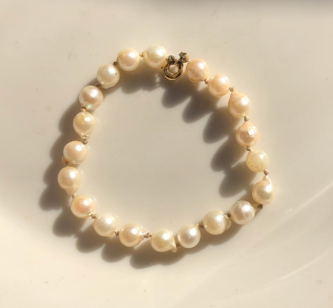 Pearl Bracelet: Elegant pearl bracelet with a classic design.