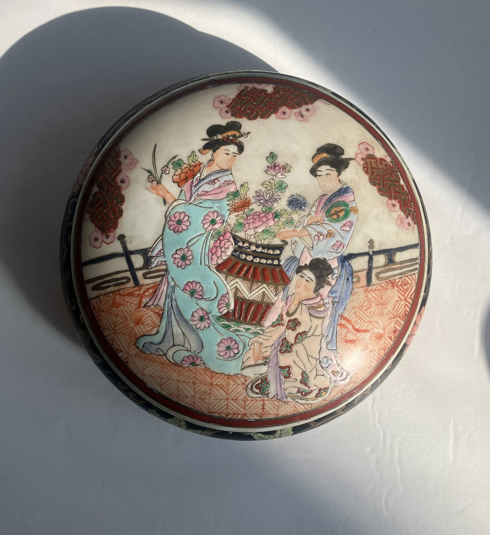 Vintagae Enamel Porcelain Box (1 of 5)