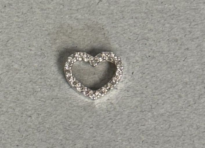 10k white gold diamond heart pendant: 10k white gold diamond heart pendant