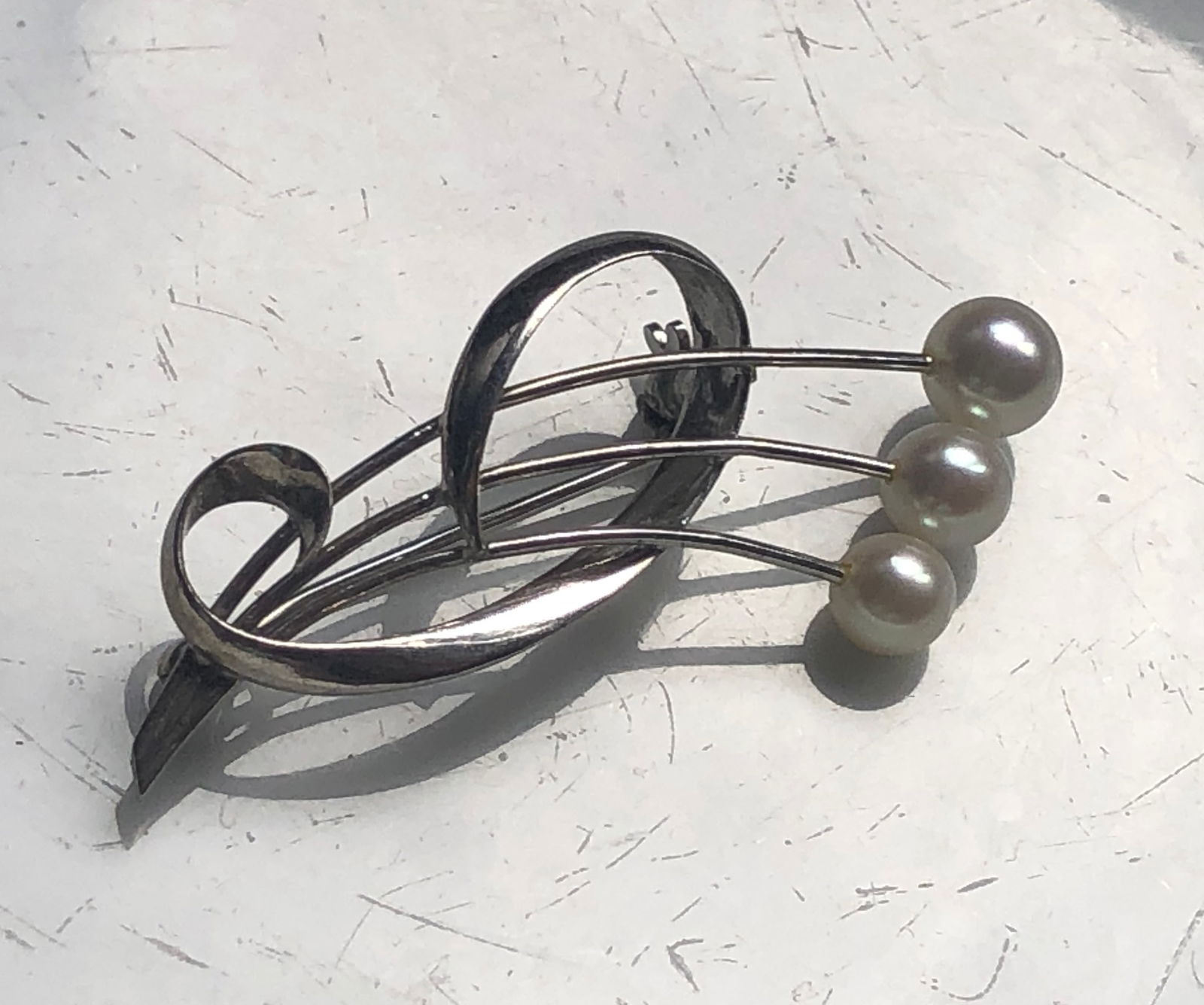 Silver Pearl Brooch Pin: Silver Pearl Brooch Pin