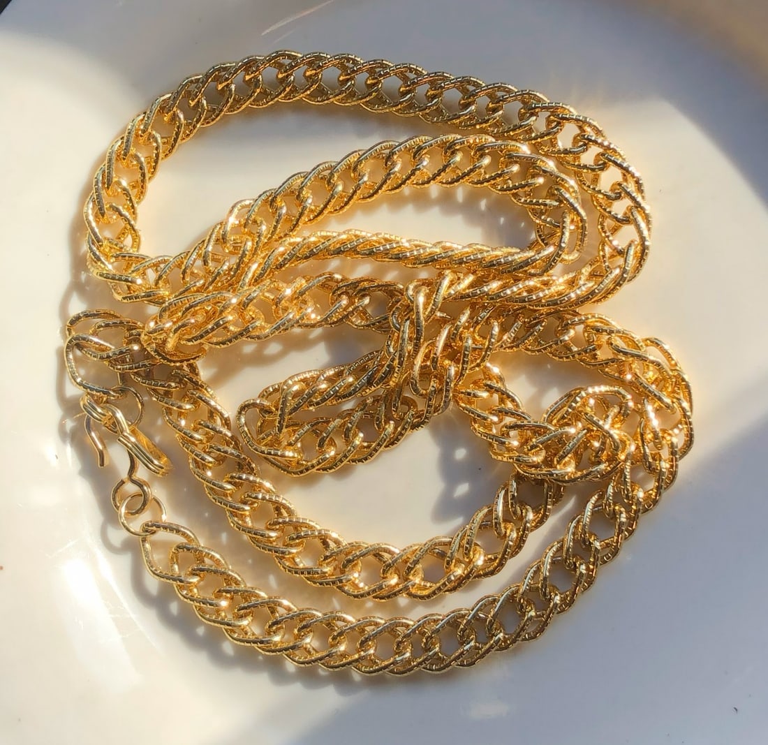Gold Color Chain Belt: Elegant gold color chain belt, perfect for any occasion.