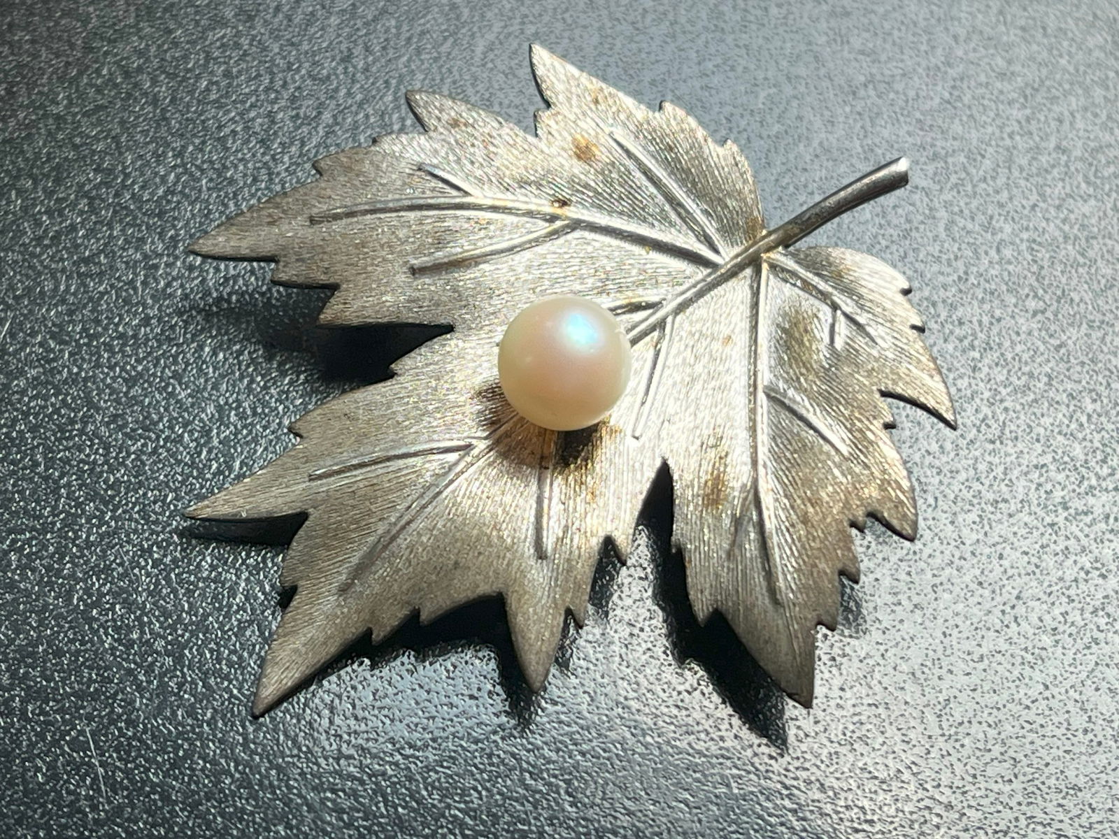 Vint6age Silver Sea Pearl Brooch Pin: Vint6age Silver Sea Pearl Brooch Pin, weight 7.3g.