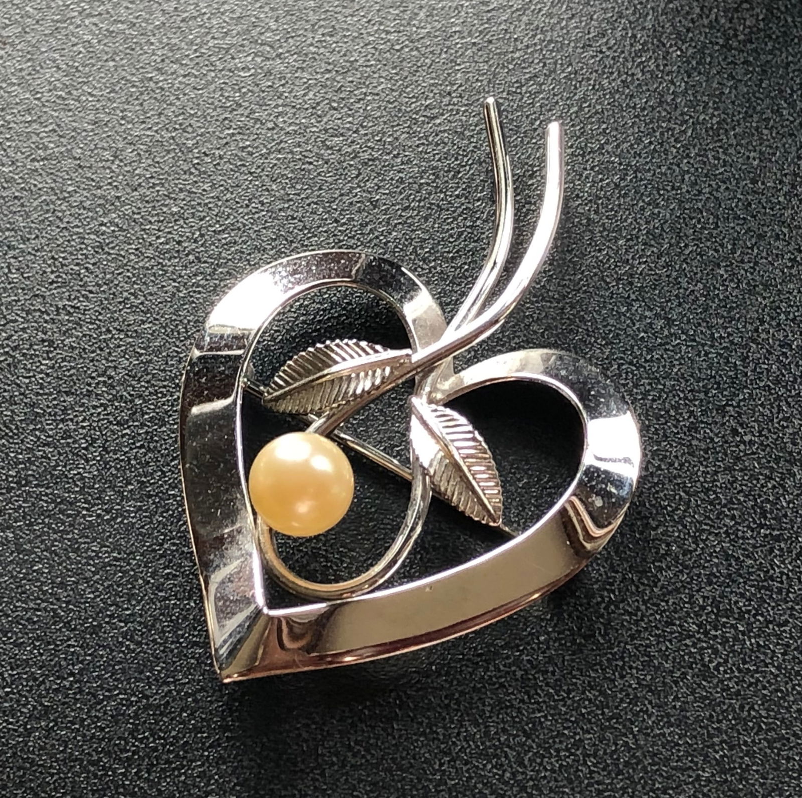 Vintage Silver Brooch Pin: Vintage Silver Brooch Pin, Size: 1.5"