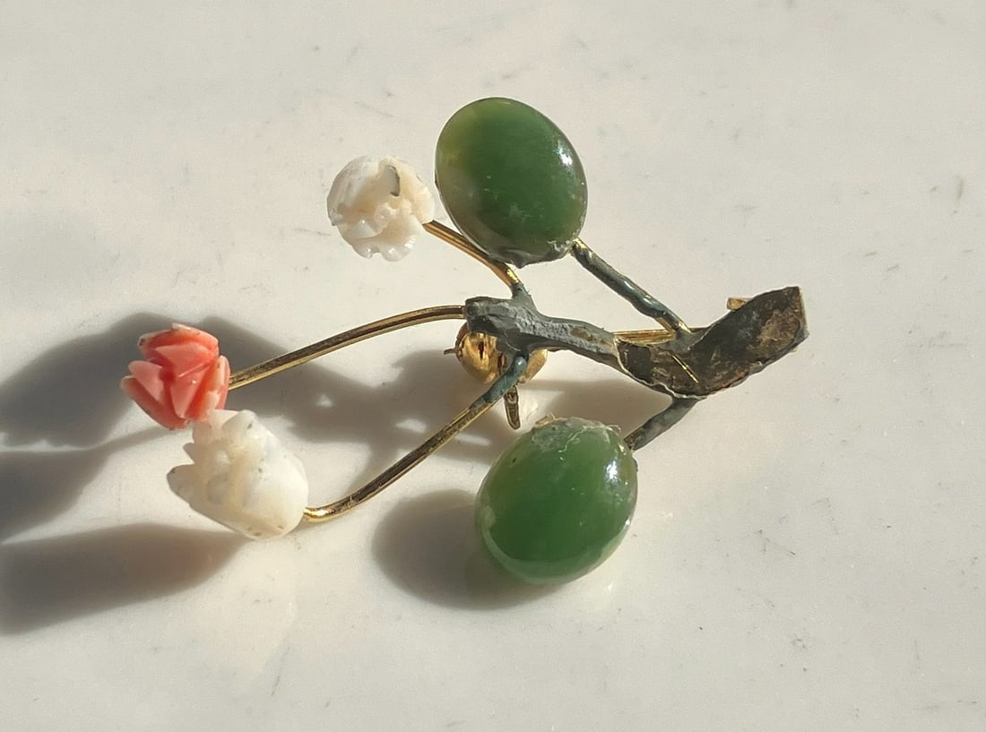 Vintage Green jade Coral Brooch Pin: Vintage Green jade Coral Brooch Pin