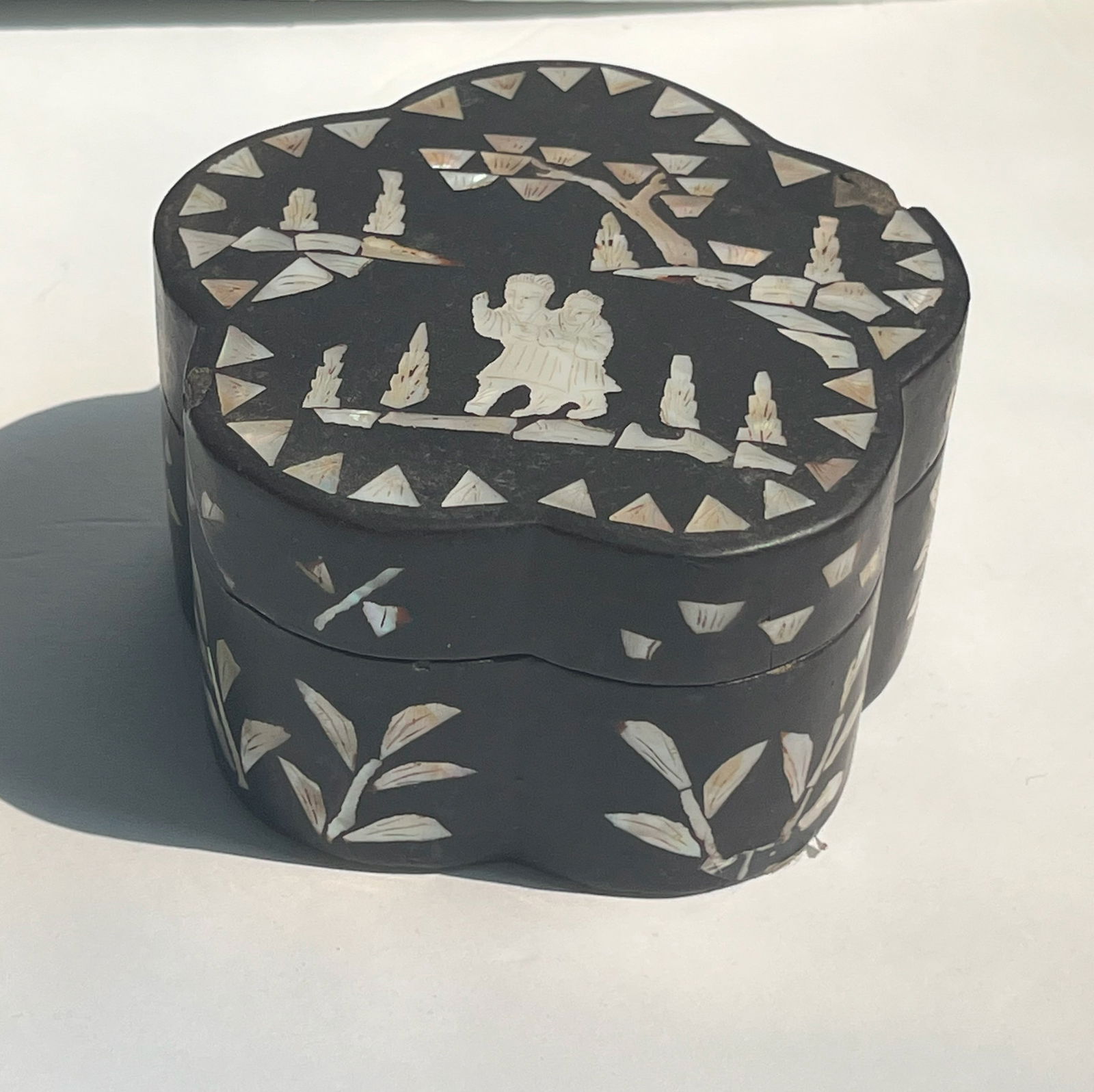 Antique Chinese Lacquer Box: Antique Chinese Lacquer Box, Size: 4"