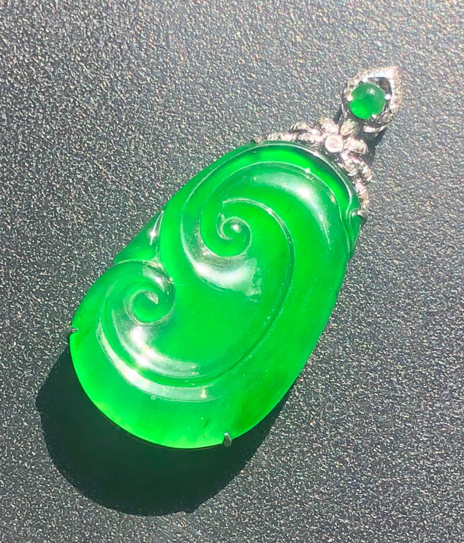 18K Gold Natural Jadeite Pendant: 18K Gold Natural Jadeite Pendant, Size: 1.5"