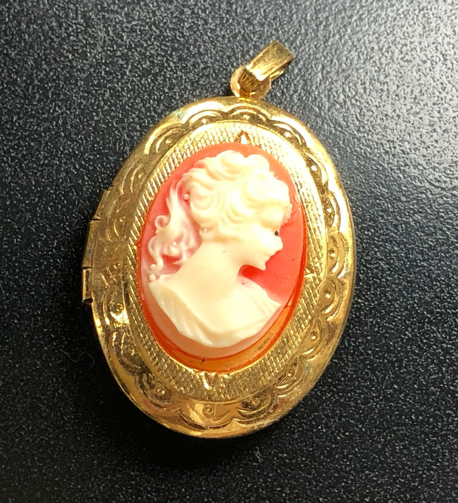 Vintage Cameo Pendant (1 of 3)