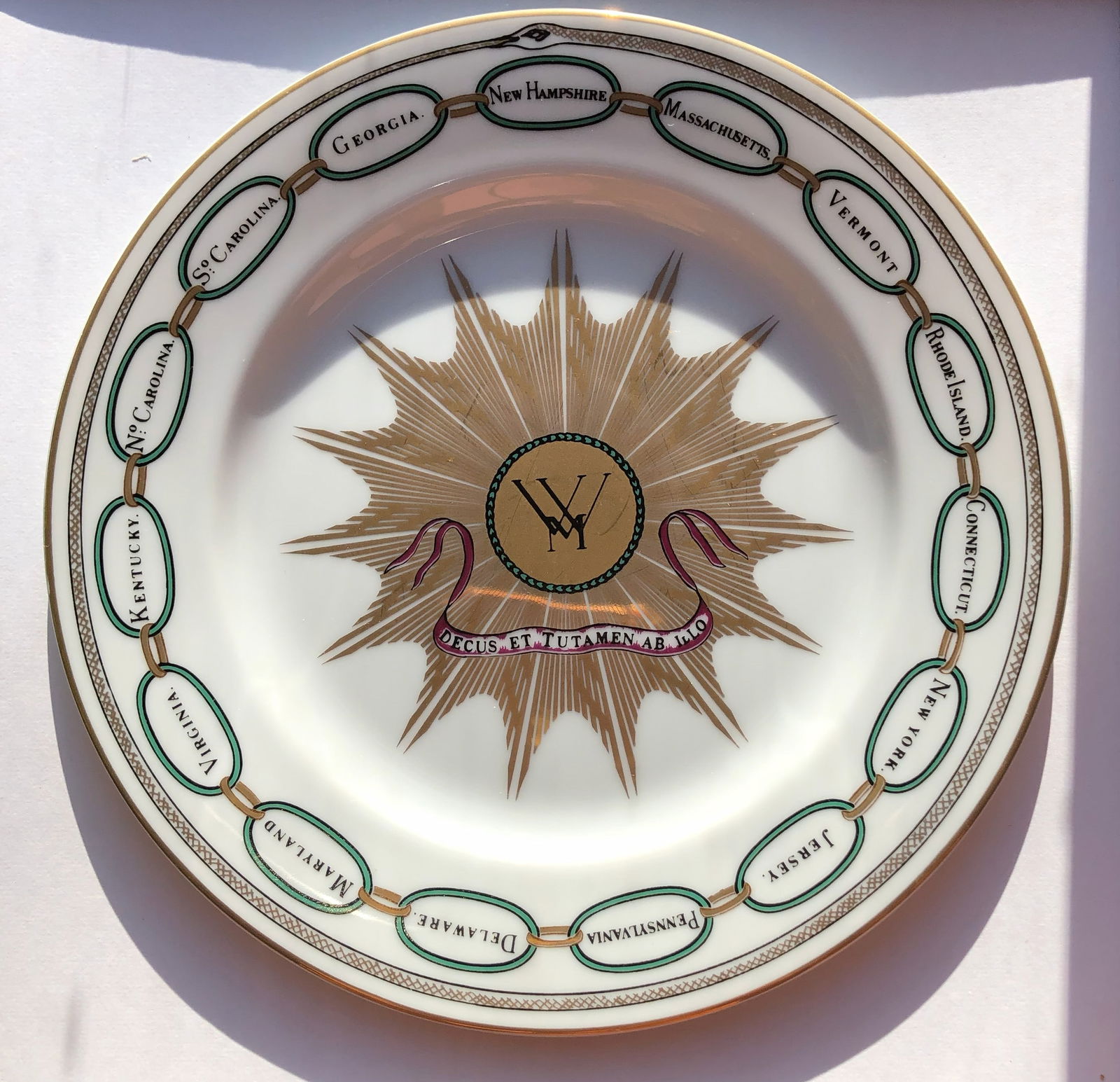 White house Desert Plate: A beautifully designed Whitehouse decorative plate, diameter: 7.5"