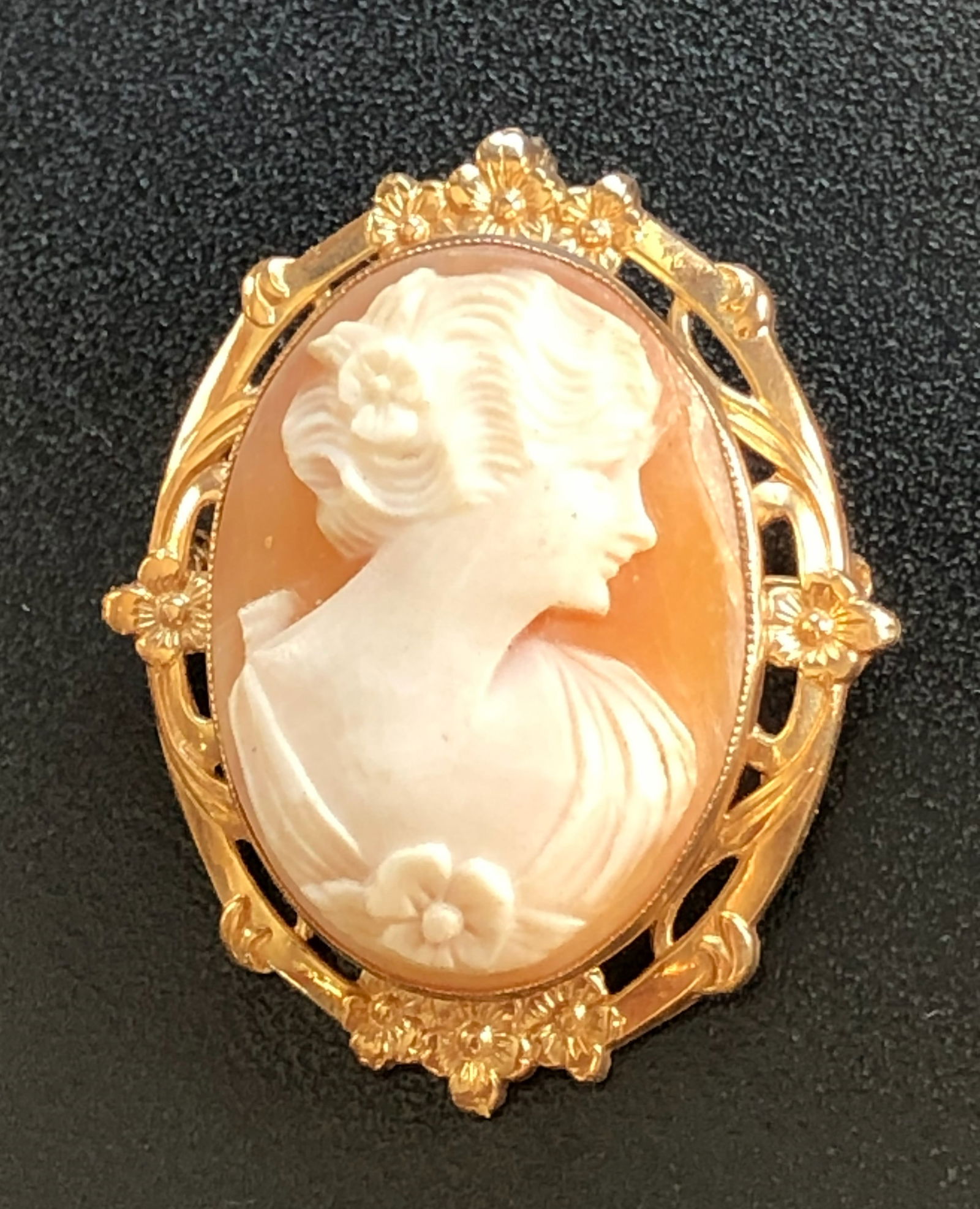Vintage 10K Gold Cameo Brooch Pin: Vintage 10K Gold Cameo Brooch Pin, weight 4.9g