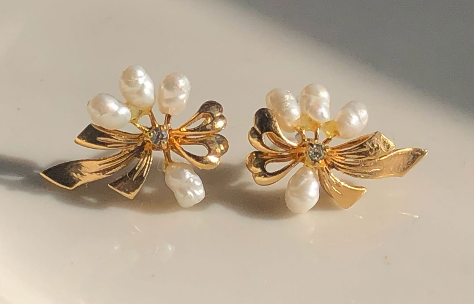 Pair of Pearl Earrings: Pair of Pearl Earrings