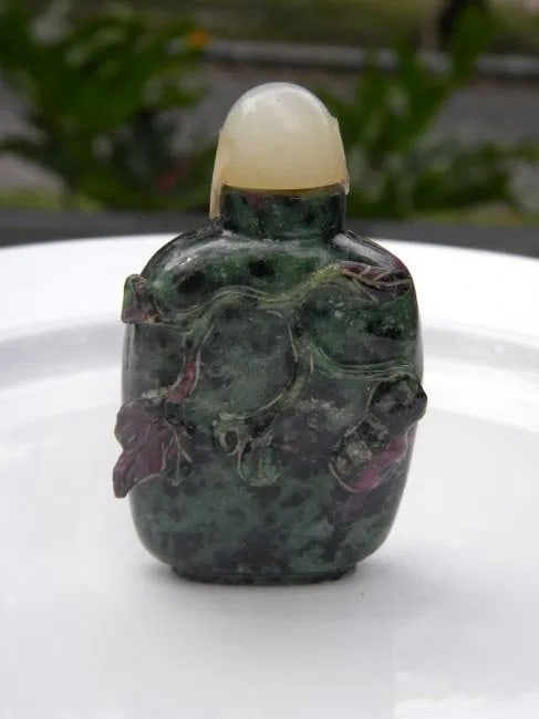 Antique Chinese Green Agate Snuff Bottle with White Jade Top, size: 70mm x 42mm: Antique Chinese Green Agate Snuff Bottle with White Jade Top, size: 70mm x 42mm