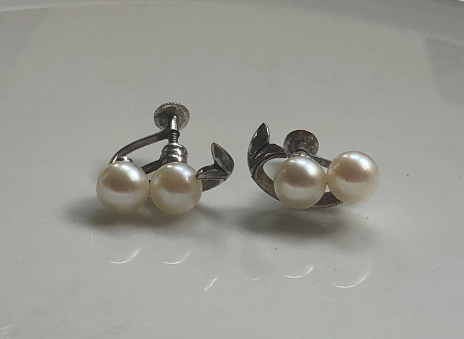 Pair of Silver Parl Earrings: Pair of Silver Parl Earrings