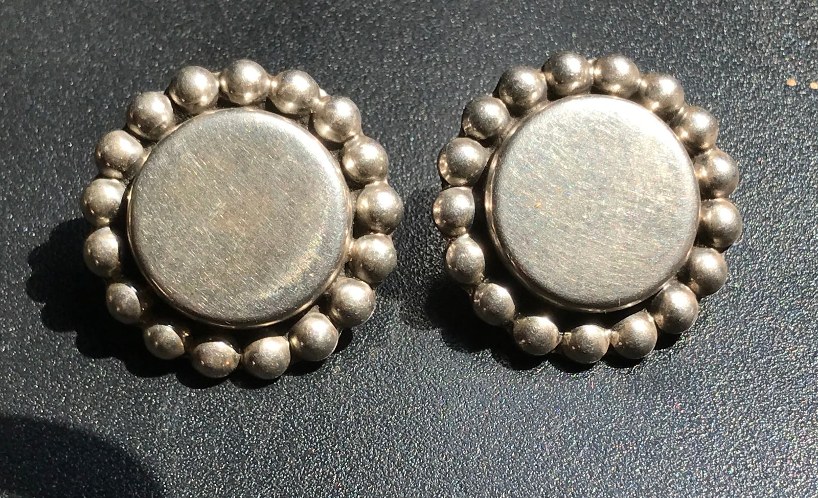 pair of silver round earings with edge decorations: pair of silver round earings with edge decorations, weight 15.1g