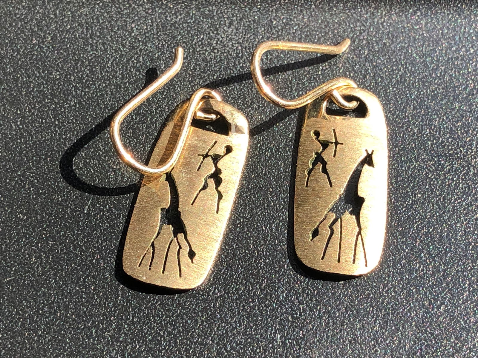 9K hook earings with hunter and giraffe design: 9K hook earings with hunter and giraffe design, weight 2.4g