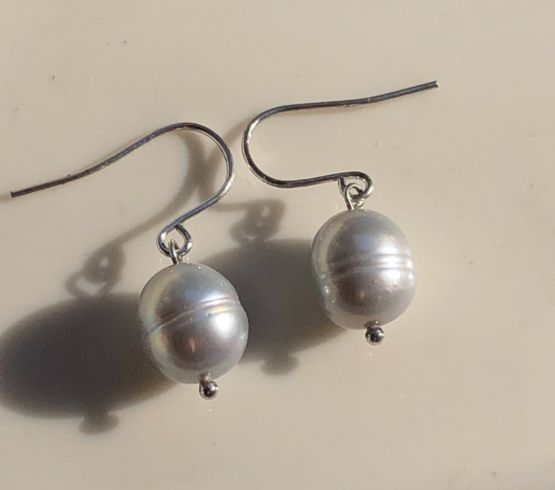 Pair of Pearl Earrings: Pair of Pearl Earrings